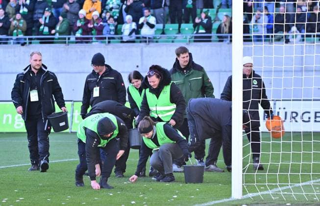 28 01 2024 Soccer Season 2023 2024 2 Soccer Bundesliga 19 Matchday SpVgg Greuther Fürth Kleeblatt KSV Holstein Kiel Störche Sportfoto Zink MeZi xmexzix DFL regulations prohibit any use of photographs as image sequences and or quasi video only for editorial use Stewards collect projectiles again Protest against DFL investors Match interruption