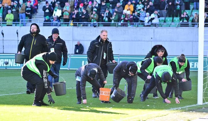 28 01 2024 Soccer Season 2023 2024 2 Soccer Bundesliga 19 Matchday SpVgg Greuther Fürth Kleeblatt KSV Holstein Kiel Störche Sportfoto Zink MeZi xmexzix DFL regulations prohibit any use of photographs as image sequences and or quasi video only for editorial use Stewards collect projectiles again Protest against DFL investors Match interruption