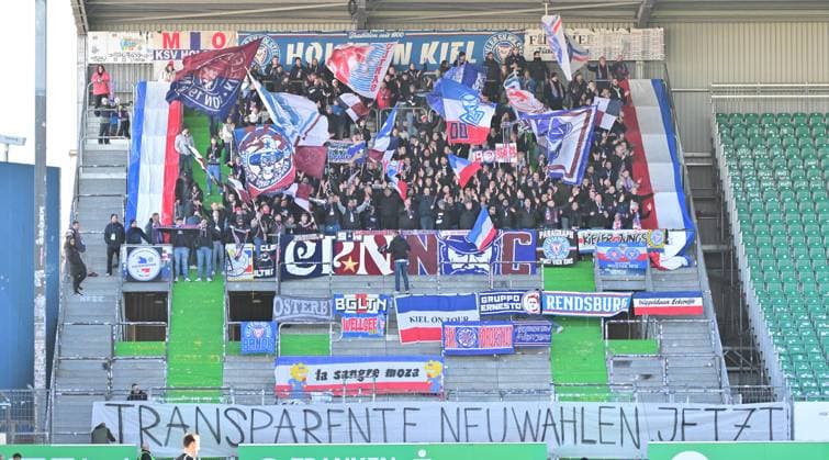 28 01 2024 Soccer Season 2023 2024 2 Soccer Bundesliga 19 Matchday SpVgg Greuther Fürth Kleeblatt KSV Holstein Kiel Störche Sportfoto Zink MeZi xmexzix DFL regulations prohibit any use of photographs as image sequences and or quasi video only for editorial use Fans Fanblock Kiel Protest Investors DFL New elections