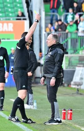 28 01 2024 Soccer Season 2023 2024 2 Soccer Bundesliga 19 Matchday SpVgg Greuther Fürth Kleeblatt KSV Holstein Kiel Störche Sportfoto Zink MeZi xmexzix DFL regulations prohibit any use of photographs as image sequences and or quasi video only for editorial use Alexander Sather referee shows Alexander Zorniger coach SpVgg Greuther Fürth yellow card yellow