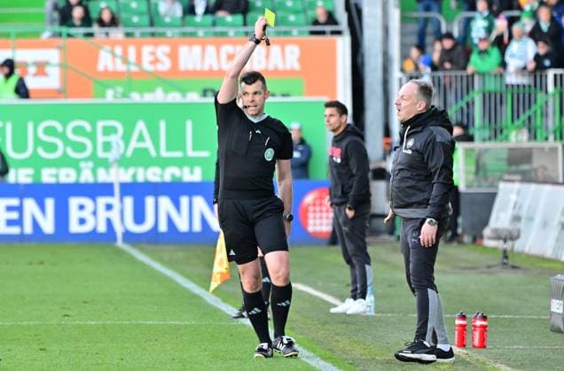 28 01 2024 Soccer Season 2023 2024 2 Soccer Bundesliga 19 Matchday SpVgg Greuther Fürth Kleeblatt KSV Holstein Kiel Störche Sportfoto Zink MeZi xmexzix DFL regulations prohibit any use of photographs as image sequences and or quasi video only for editorial use Alexander Sather referee shows Alexander Zorniger coach SpVgg Greuther Fürth yellow card yellow
