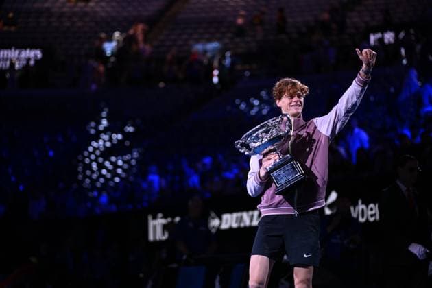 TENNIS AUSTRALIAN OPEN, Jannik Sinner of Italy with the Norman Brookes Challenge Cup following his win in the Men?s Singles final against Daniil Medvedev of Russia on Rod Laver Arena on Day 15 of the 2024 Australian Open at Melbourne Park in Melbourne, Sunday, January 28, 2024. ( NO ARCHIVING, EDITORIAL USE ONLY, NO USE IN BOOKS WITHOUT CONSENT MELBOURNE VICTORIA AUSTRALIA  Copyright: xJOELxCARRETTx 20240129001894786585