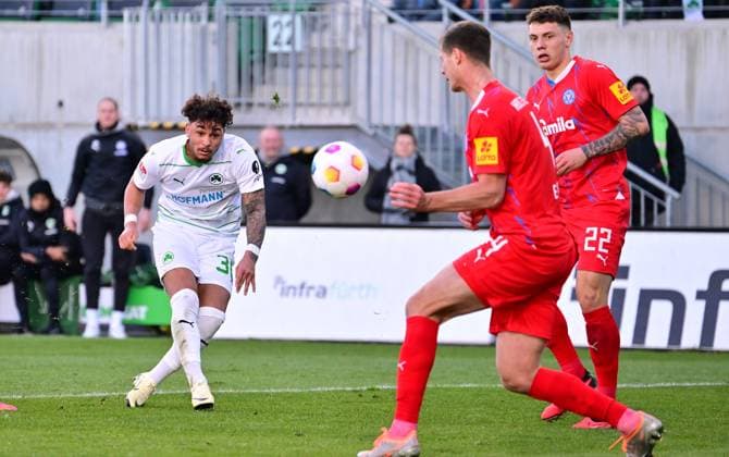 28 01 2024 Soccer Season 2023 2024 2 Soccer Bundesliga 19 Matchday SpVgg Greuther Fürth Kleeblatt KSV Holstein Kiel Störche Sportfoto Zink xwoxzix DFL regulations prohibit any use of photographs as image sequences and or quasi video only for editorial use Armindo Sieb 30, SpVgg Greuther Fürth erzielt Treffer Tor Torschuß zum 1 0 Patrick Erras 4, Holstein Kiel Nicolai Remberg 22, Holstein Kiel