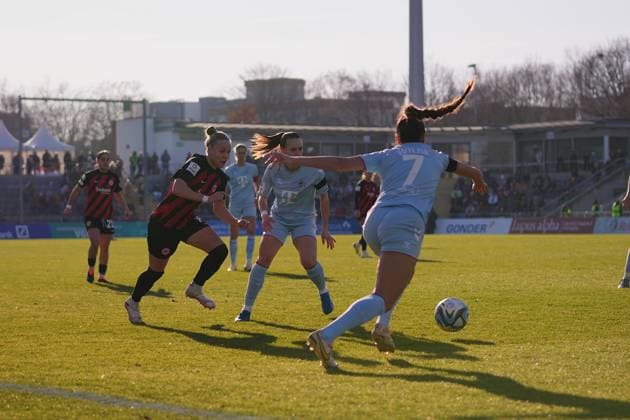 Frankfurt, Germany, January 28th 2024: Manjou Wilde ( 7 Koeln ) Pia-Sophie Wolter ( 17 Frankfurt ) during the Google Pixel Frauen-Bundesliga football match between Eintracht Frankfurt and 1.FC KÖLN at Stadion am Brentanobad in Frankfurt, Germany. (Julia Kneissl SPP) Copyright: xJuliaxKneisslx xSPPx spp-en-JuKnSp-JK_04684.jpeg