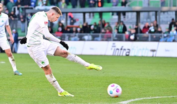 28 01 2024 Soccer Season 2023 2024 2 Soccer Bundesliga 19 Matchday SpVgg Greuther Fürth Kleeblatt KSV Holstein Kiel Störche Sportfoto Zink xwoxzix DFL regulations prohibit any use of photographs as image sequences and or quasi video only for editorial use Branimir Hrgota 10 SpVgg Greuther Fürth erzielt Treffer Tor Torschuß zum 2 1