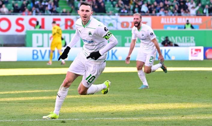 28 01 2024 Soccer Season 2023 2024 2 Soccer Bundesliga 19 Matchday SpVgg Greuther Fürth Kleeblatt KSV Holstein Kiel Störche Sportfoto Zink xwoxzix DFL regulations prohibit any use of photographs as image sequences and or quasi video only for editorial use Torjubel Jubel Freude nach Treffer Goal Shot for 2 1 by Branimir Hrgota 10 SpVgg Greuther Fürth
