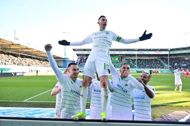 28 01 2024 Fußball Saison 2023 2024 2 Fußball Bundesliga 19 Spieltag SpVgg Greuther Fürth Kleeblatt KSV Holstein Kiel Störche Sportfoto Zink xwoxzix DFL regulations prohibit any use of photographs as image sequences and or quasi video only for editorial use Torjubel Jubel nach Treffer Torschuß zum 2 1 durch Branimir Hrgota 10 SpVgg Greuther Fürth Tim Lemperle 19, SpVgg Greuther Fürth Branimir Hrgota 10 SpVgg Greuther Fürth Maximilian Solomon Dietz 33, SpVgg Greuther Fürth