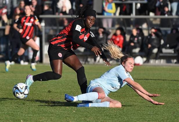28 01 2024, xhbx, Fussball 1 Bundesliga Damen, Eintracht Frankfurt Frauen 1 FC Köln emspor, v l Nicole Anyomi Eintracht Frankfurt Damen , Janina Hechler 1 FC Köln Damen DFL DFB REGULATIONS PROHIBIT ANY USE OF PHOTOGRAPHS as IMAGE SEQUENCES and or QUASI VIDEO Frankfurt am Main