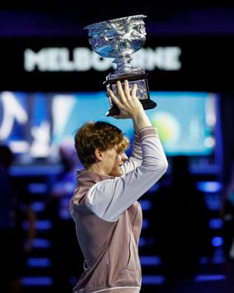 L R Jannik Sinner ITA with the trophy, trophyTrophy, award ceremony, presentation, Australian Open 2024, Melbourne Park, Melbourne, Victoria, Australia Copyright: xJuergenxHasenkopfx