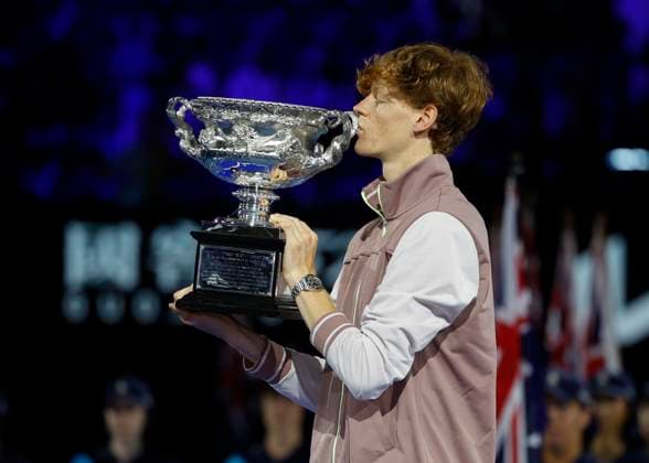 L R Jannik Sinner ITA with the trophy, trophyTrophy, award ceremony, presentation, Australian Open 2024, Melbourne Park, Melbourne, Victoria, Australia Copyright: xJuergenxHasenkopfx