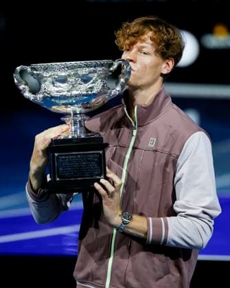 L R Jannik Sinner ITA with the trophy, trophyTrophy, award ceremony, presentation, Australian Open 2024, Melbourne Park, Melbourne, Victoria, Australia Copyright: xJuergenxHasenkopfx