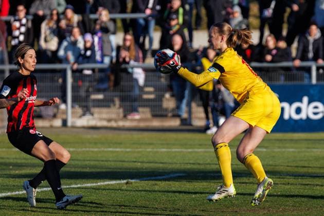 GPFBL Eintracht Frankfurt 1 FC Köln, Matchday 11, 28 01 2024, Frankfurt Paula Hoppe 1 FC Köln 12 after a cross in front of Sara Doorsoun Eintracht Frankfurt 23 on the ball Matchday 11 of the Google Pixel Womens Bundesliga between Eintracht Frankfurt and 1 FC Köln at Stadion am Brentanobad in Frankfurt on 28 01 2024 Copyright: xBEAUTIFULxSPORTS Hahnex