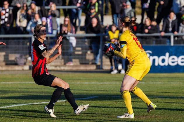 GPFBL Eintracht Frankfurt 1 FC Köln, Matchday 11, 28 01 2024, Frankfurt Paula Hoppe 1 FC Köln 12 after a cross in front of Sara Doorsoun Eintracht Frankfurt 23 on the ball Matchday 11 of the Google Pixel Womens Bundesliga between Eintracht Frankfurt and 1 FC Köln at Stadion am Brentanobad in Frankfurt on 28 01 2024 Copyright: xBEAUTIFULxSPORTS Hahnex
