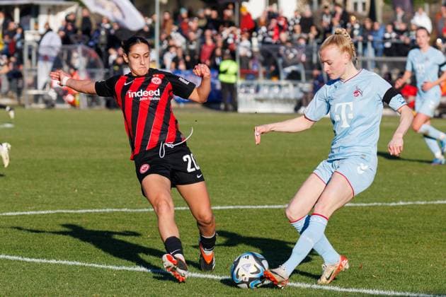 GPFBL Eintracht Frankfurt 1 FC Köln, Matchday 11, 28 01 2024, Frankfurt Ilayda Acikgöz Eintracht Frankfurt 20 sets against Anna Gerhardt 1 FC Köln 21 and captures the ball Pressing Pressing Ball win Matchday 11 of the Google Pixel Womens Bundesliga between Eintracht Frankfurt and 1 FC Köln at Stadion am Brentanobad in Frankfurt on 28 01 2024 Copyright: xBEAUTIFULxSPORTS Hahnex