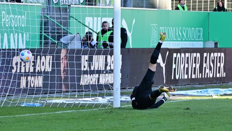 28 01 2024 Soccer Season 2023 2024 2 Soccer Bundesliga 19 Matchday SpVgg Greuther Fürth Kleeblatt KSV Holstein Kiel Störche Sportfoto Zink MeZi xmexzix DFL regulations prohibit any use of photographs as image sequences and or quasi video only for editorial use Treffer Goal Goal shot to 2 1 by Branimir Hrgota 10 SpVgg Greuther Fürth, not in picture Timon Weiner 1, Holstein Kiel powerless
