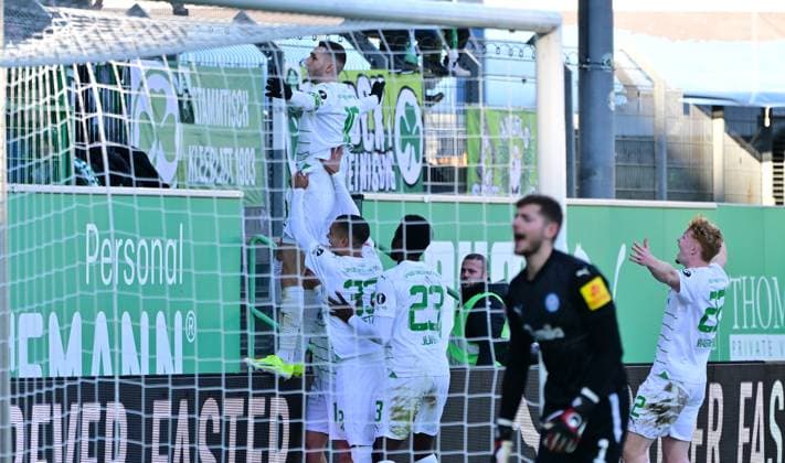 28 01 2024 Soccer Season 2023 2024 2 Soccer Bundesliga 19 Matchday SpVgg Greuther Fürth Kleeblatt KSV Holstein Kiel Störche Sportfoto Zink MeZi xmexzix DFL regulations prohibit any use of photographs as image sequences and or quasi video only for editorial use Torjubel Jubel nach Treffer Torschuß zum 2 1 durch Branimir Hrgota 10 SpVgg Greuther Fürth