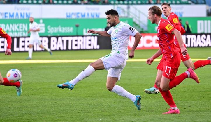 28 01 2024 Soccer Season 2023 2024 2 Soccer Bundesliga 19 Matchday SpVgg Greuther Fürth Kleeblatt KSV Holstein Kiel Störche Sportfoto Zink xwoxzix DFL regulations prohibit any use of photographs as image sequences and or quasi video only for editorial use Oussama Haddadi 5, SpVgg Greuther Fürth Timo Becker 17, Holstein Kiel