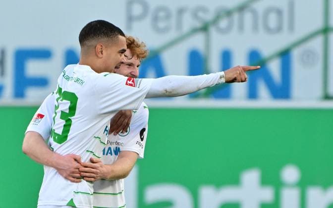 28 01 2024 Soccer Season 2023 2024 2 Soccer Bundesliga 19 Matchday SpVgg Greuther Fürth Kleeblatt KSV Holstein Kiel Störche Sportfoto Zink MeZi xmexzix DFL regulations prohibit any use of photographs as image sequences and or quasi video only for editorial use Jubel Freude nach Spielende Maximilian Solomon Dietz 33, SpVgg Greuther Fürth Robert Wagner 22, SpVgg Greuther Fürth