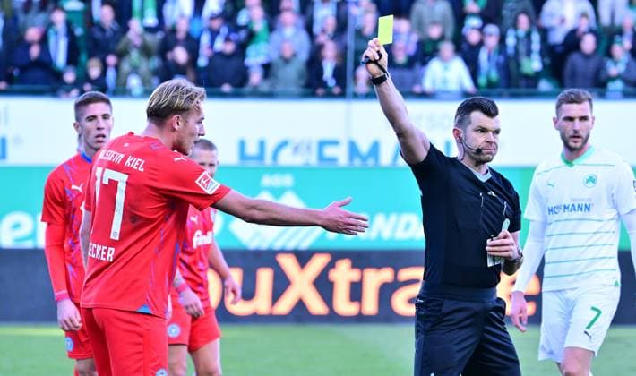 28 01 2024 Soccer Season 2023 2024 2 Soccer Bundesliga 19 Matchday SpVgg Greuther Fürth Kleeblatt KSV Holstein Kiel Störche Sportfoto Zink xwoxzix DFL regulations prohibit any use of photographs as image sequences and or quasi video only for editorial use Alexander Sather Referee shows Timo Becker 17, Holstein Kiel yellow card yellow