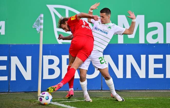 28 01 2024 Soccer Season 2023 2024 2 Soccer Bundesliga 19 Matchday SpVgg Greuther Fürth Kleeblatt KSV Holstein Kiel Störche Sportfoto Zink xwoxzix DFL regulations prohibit any use of photographs as image sequences and or quasi video only for editorial use Timo Becker 17, Holstein Kiel Leander Popp 20, SpVgg Greuther Fürth