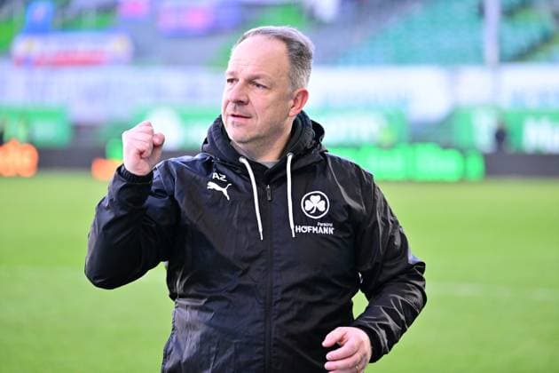 28 01 2024 Soccer Season 2023 2024 2 Soccer Bundesliga 19 Matchday SpVgg Greuther Fürth Kleeblatt KSV Holstein Kiel Störche Sportfoto Zink xwoxzix DFL regulations prohibit any use of photographs as image sequences and or quasi video only for editorial use Alexander Zorniger Trainer SpVgg Greuther Fürth ballt Faust Fäuste Jubel Freude