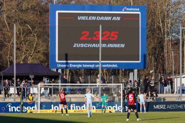 GPFBL Eintracht Frankfurt 1 FC Köln, 11 Matchday, 28 01 2024, Frankfurt The official crowd of 2325 spectators inside are at the match of matchday 11 of the Google Pixel Womens Bundesliga between Eintracht Frankfurt and 1 FC Köln at Stadion am Brentanobad in Frankfurt on 28 01 2024 Copyright: xBEAUTIFULxSPORTS Hahnex