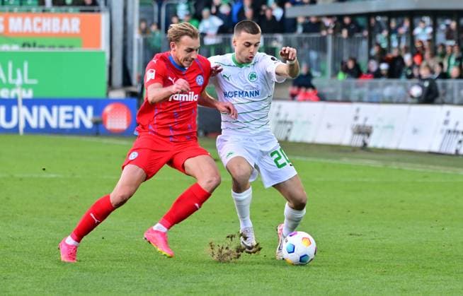 28 01 2024 Soccer Season 2023 2024 2 Soccer Bundesliga 19 Matchday SpVgg Greuther Fürth Kleeblatt KSV Holstein Kiel Störche Sportfoto Zink MeZi xmexzix DFL regulations prohibit any use of photographs as image sequences and or quasi video only for editorial use Timo Becker 17, Holstein Kiel, left Leander Popp 20, SpVgg Greuther Fürth