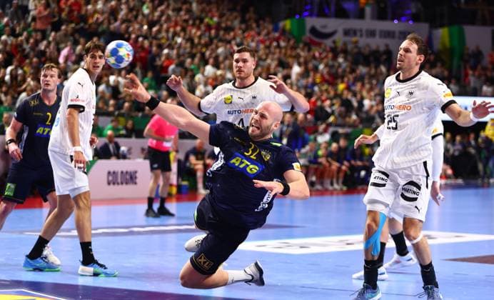 Goal throw by Oscar Bergendahl Sweden , Julian Koester Germany , Johannes Golla Germany and Kai Haefner Germany, back from left watching Sweden vs Germany, Handball, Men, EHF Euro 2024, Match for 3rd place, 28 01 2024 Sweden vs Germany, Handball, Men, EHF Euro 2024, Match for 3rd place, 28 01 2024 Cologne Copyright: xEibner-Pressefotox EP_RWS