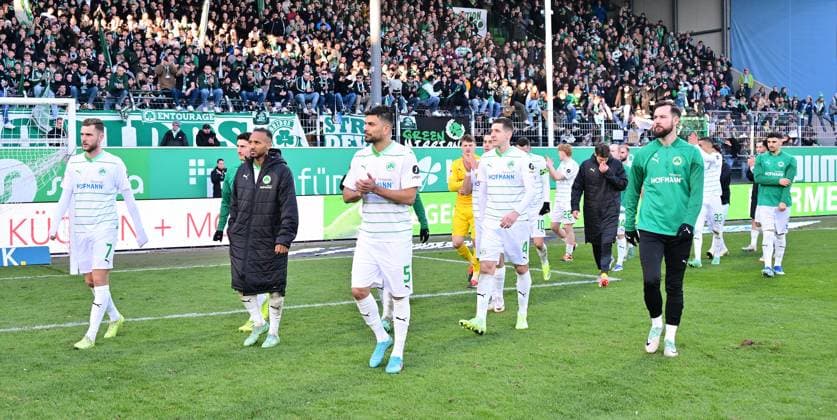 28 01 2024 Soccer Season 2023 2024 2 Soccer Bundesliga 19 Matchday SpVgg Greuther Fürth Kleeblatt KSV Holstein Kiel Störche Sportfoto Zink xwoxzix DFL regulations prohibit any use of photographs as image sequences and or quasi video only for editorial use Mannschaft Team Fürth leaves the pitch after the end of the match