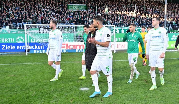 28 01 2024 Soccer Season 2023 2024 2 Soccer Bundesliga 19 Matchday SpVgg Greuther Fürth Kleeblatt KSV Holstein Kiel Störche Sportfoto Zink xwoxzix DFL regulations prohibit any use of photographs as image sequences and or quasi video only for editorial use Mannschaft Team Fürth leaves the pitch after the end of the match