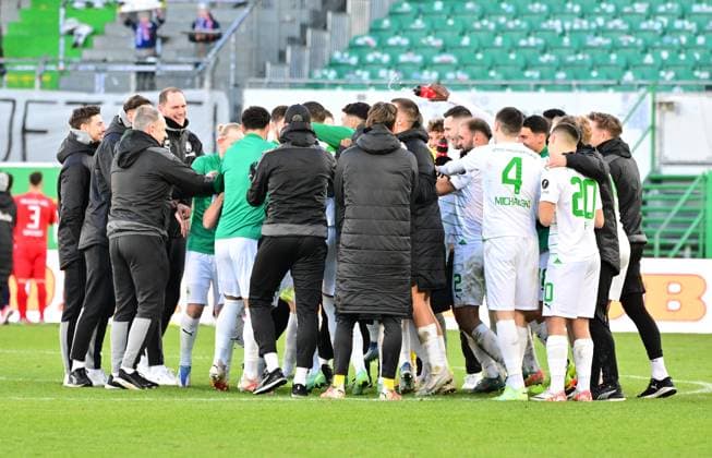 28 01 2024 Soccer Season 2023 2024 2 Soccer Bundesliga 19 Matchday SpVgg Greuther Fürth Kleeblatt KSV Holstein Kiel Störche Sportfoto Zink MeZi xmexzix DFL regulations prohibit any use of photographs as image sequences and or quasi video only for editorial use Teamkreis Mannschaft Team Fürth nach Spielende Jubel Freude Alexander Zorniger Trainer SpVgg Greuther Fürth