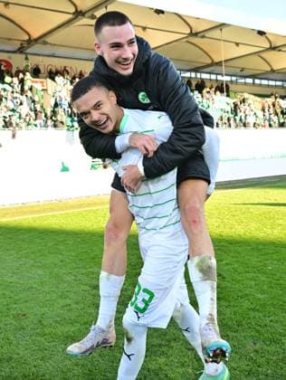 28 01 2024 Soccer Season 2023 2024 2 Soccer Bundesliga 19 Matchday SpVgg Greuther Fürth Kleeblatt KSV Holstein Kiel Störche Sportfoto Zink xwoxzix DFL regulations prohibit any use of photographs as image sequences and or quasi video only for editorial use Maximilian Solomon Dietz 33, SpVgg Greuther Fürth Tim Lemperle 19, SpVgg Greuther Fürth Jubel Freude nach Spielende