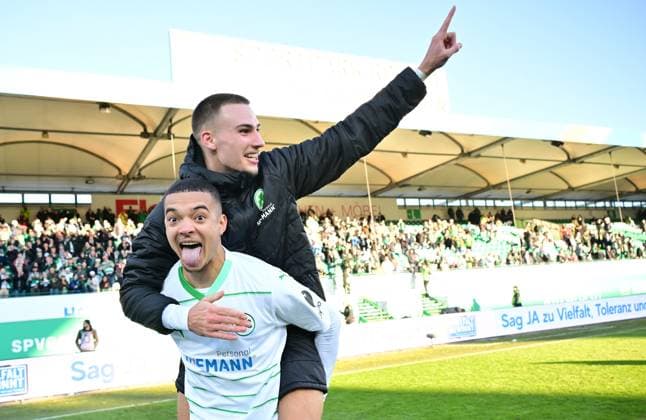 28 01 2024 Soccer Season 2023 2024 2 Soccer Bundesliga 19 Matchday SpVgg Greuther Fürth Kleeblatt KSV Holstein Kiel Störche Sportfoto Zink xwoxzix DFL regulations prohibit any use of photographs as image sequences and or quasi video only for editorial use Maximilian Solomon Dietz 33, SpVgg Greuther Fürth Tim Lemperle 19, SpVgg Greuther Fürth Jubel Freude nach Spielende