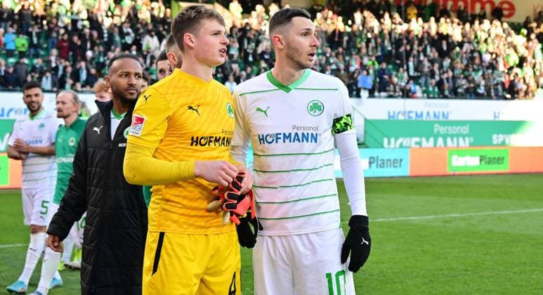 28 01 2024 Soccer Season 2023 2024 2 Soccer Bundesliga 19 Matchday SpVgg Greuther Fürth Kleeblatt KSV Holstein Kiel Störche Sportfoto Zink xwoxzix DFL regulations prohibit any use of photographs as image sequences and or quasi video only for editorial use Julian Green 37, SpVgg Greuther Fürth Jonas Urbig 40, SpVgg Greuther Fürth Branimir Hrgota 10 SpVgg Greuther Fürth look after the end of the match on grandstand main stand where a rescue operation is in progress
