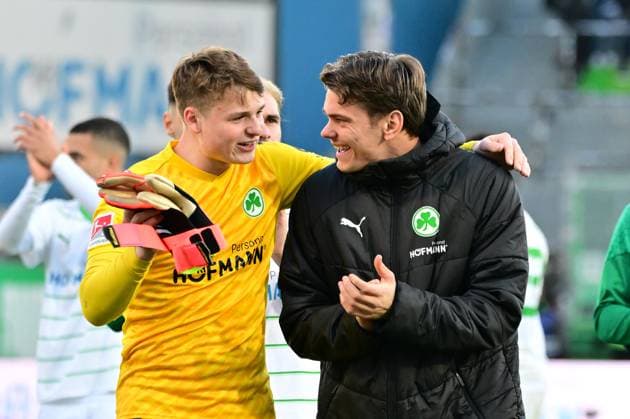 28 01 2024 Soccer season 2023 2024 2 Soccer Bundesliga 19 Matchday SpVgg Greuther Fürth Kleeblatt KSV Holstein Kiel Störche Sportfoto Zink MeZi xmexzix DFL regulations prohibit any use of photographs as image sequences and or quasi video only for editorial use Jonas Urbig 40, SpVgg Greuther Fürth, left Leon Schaffran 25, SpVgg Greuther Fürth Jubel Freude nach Spielende