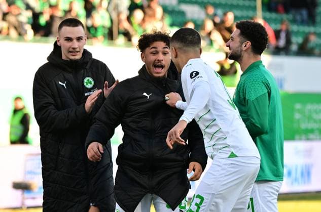 28 01 2024 Soccer Season 2023 2024 2 Soccer Bundesliga 19 Matchday SpVgg Greuther Fürth Kleeblatt KSV Holstein Kiel Störche Sportfoto Zink MeZi xmexzix DFL regulations prohibit any use of photographs as image sequences and or quasi video only for editorial use from left Tim Lemperle 19, SpVgg Greuther Fürth Armindo Sieb 30, SpVgg Greuther Fürth Maximilian Solomon Dietz 33, SpVgg Greuther Fürth Kerim Calhanoglu 21, SpVgg Greuther Fürth Cheering after the end of the match