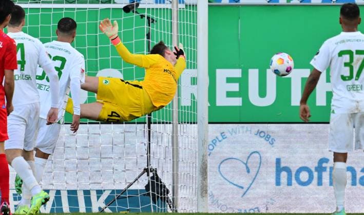 28 01 2024 Soccer Season 2023 2024 2 Soccer Bundesliga 19 Matchday SpVgg Greuther Fürth Kleeblatt KSV Holstein Kiel Störche Sportfoto Zink xwoxzix DFL regulations prohibit any use of photographs as image sequences and or quasi video only for editorial use Jonas Urbig 40, SpVgg Greuther Fürth