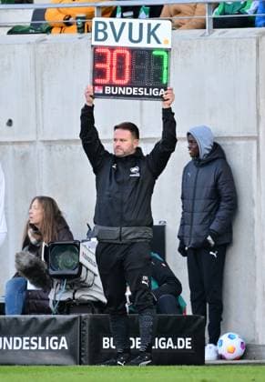 28 01 2024 Soccer Season 2023 2024 2 Soccer Bundesliga 19 Matchday SpVgg Greuther Fürth Kleeblatt KSV Holstein Kiel Störche Sportfoto Zink xwoxzix DFL regulations prohibit any use of photographs as image sequences and or quasi video only for editorial use Daniel Wiegand Team Coordinator Zeugwart SpVgg Greuther Fürth