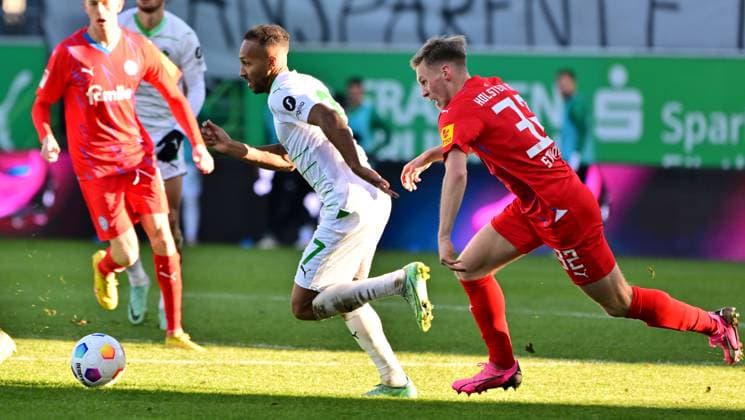 28 01 2024 Soccer Season 2023 2024 2 Soccer Bundesliga 19 Matchday SpVgg Greuther Fürth Kleeblatt KSV Holstein Kiel Störche Sportfoto Zink MeZi xmexzix DFL regulations prohibit any use of photographs as image sequences and or quasi video only for editorial use Julian Green 37, SpVgg Greuther Fürth Jonas Sterner 32, Holstein Kiel