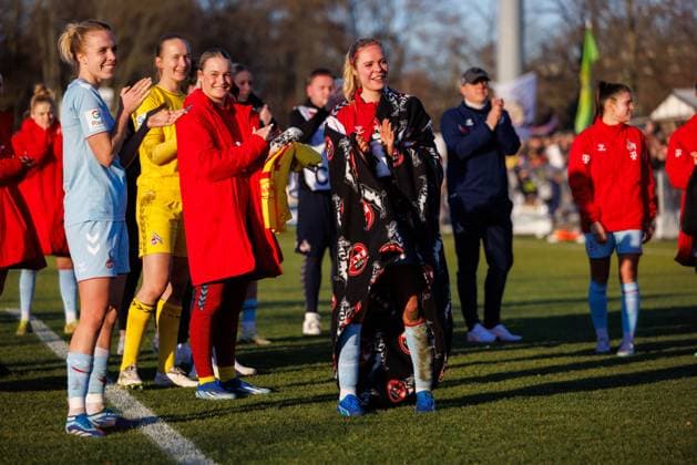 GPFBL Eintracht Frankfurt 1 FC Köln, 11 Matchday, 28 01 2024, Frankfurt Janina Hechler 1 FC Köln 28 gets serenaded by the fans on her birthday Matchday 11 of the Google Pixel Womens Bundesliga between Eintracht Frankfurt and 1 FC Köln at Stadion am Brentanobad in Frankfurt on 28 01 2024 Copyright: xBEAUTIFULxSPORTS Hahnex