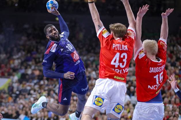 28 01 2024, EHF EURO 2024, European Mens Handball Championship, Lanxess Arena in Cologne, Final, France Denmark Dika Mem France against Simon Pytlick Denmark and Magnus Saugstrup Denmark North Rhine-Westphalia Germany