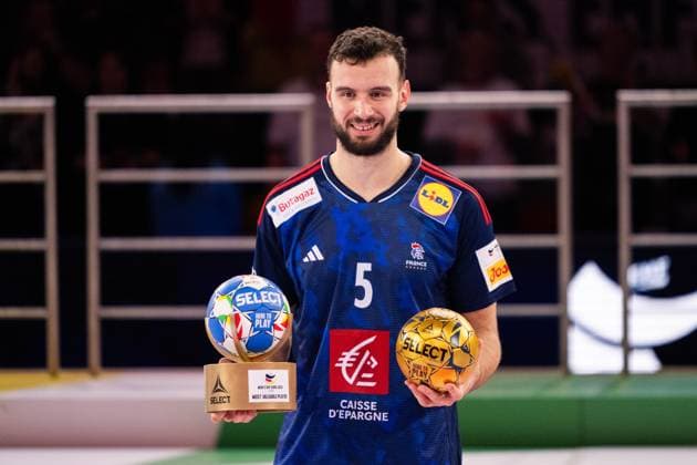 Bilder des Jahres 2024, Sport 01 Januar Sport Themen der Woche KW04 Sport Bilder des Tages 240128 Nedim Remili of France is awarded most valuable player after the EHF European Handball Championship final between Denmark and France on January 28, 2024 in Cologne. Photo: Ludvig Thunman BILDBYRAN kod LT LT0598 handball handboll handball handbolls-em 2024 final danmark denmark frankrike ehf european handball championship france day 18 bbeng *** 240128 Nedim Remili of France is awarded most valuable player after the EHF European Handball Championship final between Denmark and France on January 28, 2024 in Cologne Photo Ludvig Thunman BILDBYRAN kod LT LT0598 handball handboll handball handbolls em 2024 final danmark denmark frankrike ehf european handball championship france day 18 bbeng  Copyright: LUDVIGxTHUNMAN BB240128LT186