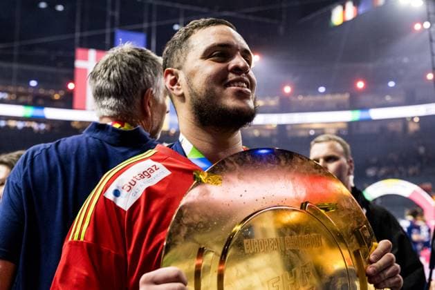 MENS EHF EURO 2024 Final France Denmark 28 01 2024 Samir Bellahcene France, 1 holds up the cup in front of the fans MENS EHF EURO 2024 Final Match for Gold France Denmark LANXESS arena, Cologne on 28 01 2024 Copyright: xBEAUTIFULxSPORTS Wunderlx