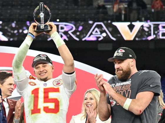 Bilder des Jahres 2024, Sport 01 Januar Sport Themen der Woche KW04 Sport Bilder des Tages Kansas City Chiefs quarterback Patrick Mahomes raises the Lamar Hunt trophy as tight end Travis Kelce (R) applauds after the Chiefs defeated the Baltimore Ravens 17-10 to win the 2024 AFC Championship game at M&T Bank Stadium in Baltimore, Maryland on Sunday, January 28, 2024. The Chiefs go on to play the NFC Champions in Super Bowl LVIII on February 11.  BAL20240128683 DAVIDxTULIS