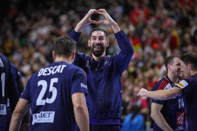 28 01 2024, EHF EURO 2024, European Mens Handball Championship, Lanxess Arena in Cologne, Final, France Denmark France is European Champion The French team celebrates the victory against Denmark Nikola Karabatic France shows the fans in the stands a heart and stands together with Hugo Descat France laughing North Rhine-Westphalia Germany