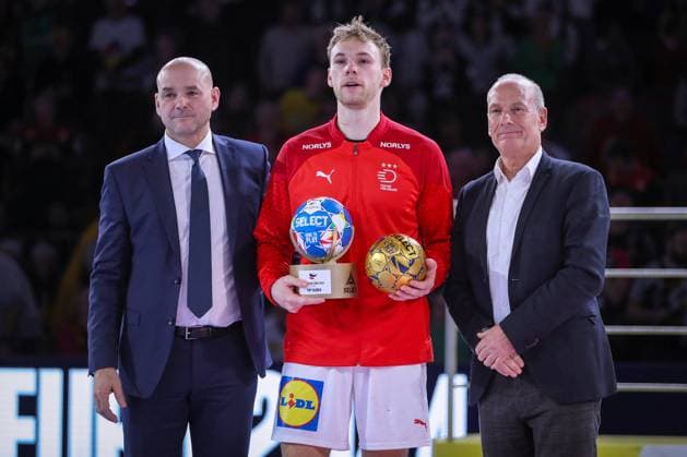 28 01 2024, EHF EURO 2024, European Mens Handball Championship, Lanxess Arena in Cologne, Final, France Denmark Honoring of top scorer and All Star Team selection Mathias Gidsel Denmark Top Scorer North Rhine-Westphalia Germany