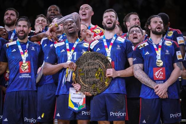 28 01 2024, EHF EURO 2024, European Mens Handball Championship, Lanxess Arena in Cologne, Final, France Denmark France is European Champion The French team celebrates the victory against Denmark Award ceremony on the podium Dylan Nahi France and Nedim Remili France hold the winners trophy together during the national anthem The whole team sings the anthem with North Rhine-Westphalia Germany