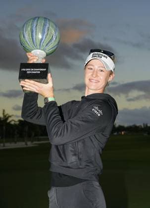 Golf: Drive on championship Nelly Korda of the United States poses with the victor s trophy after winning the U.S. LPGA, Golf Damen Tour s Drive On Championship at Bradenton Country Club in Bradenton, Florida, on Jan. 28, 2024.  A14AA0002391818P