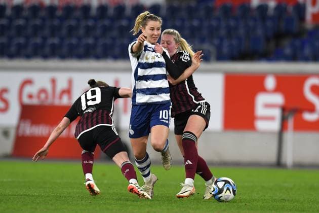 Meret Guenster MSV Duisburg Frauen is tackled by Vanessa Haim left 1 FC Nuernberg Frauen and Selma Magnusdottir right 1 FC Nuernberg Frauen GER, MSV Duisburg Frauen vs 1 FC Nuernberg Frauen, Soccer, Bundesliga,11 Matchday Season 2023 2024, 28 01 2024 DFL DFB REGULATIONS PROHIBIT ANY USE OF PHOTOGRAPHS AS IMAGE SEQUENCES AND OR QUASI VIDEO GER, MSV Duisburg Frauen vs 1 FC Nuernberg Frauen, Football, Bundesliga,11 Matchday Season 2023 2024, 28 01 2024 Duisburg Copyright: xEibner-Pressefoto ThomasxThienelx EP_TTL