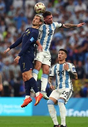 Argentina v France - FIFA World Cup, WM, Weltmeisterschaft, Fussball 2022 - Lusail Stadium December 18, 2022, Doha: Doha, Qatar, 18th December 2022. Antoine Griezmann of France challenged by Nahuel Molina of Argentina during the FIFA World Cup 2022 match at Lusail Stadium, Doha. Doha EDITORIAL USE ONLY Copyright: xx ZUMA-20221218_zaf_si1_048.jpg DavidxKleinx csmphotothree020835